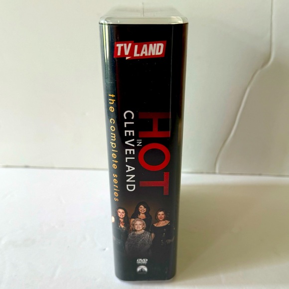 Hot In Cleveland: Complete Series - opened DVD box set - unused unwatched - Picture 2 of 6